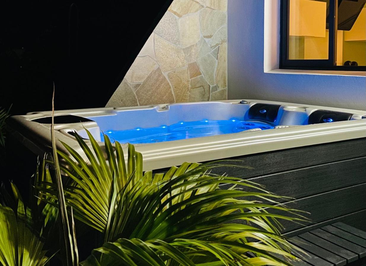 Ti Karet - Charmant Logement Avec Jacuzzi Et Vue Mer Terre-De-Haut Kültér fotó