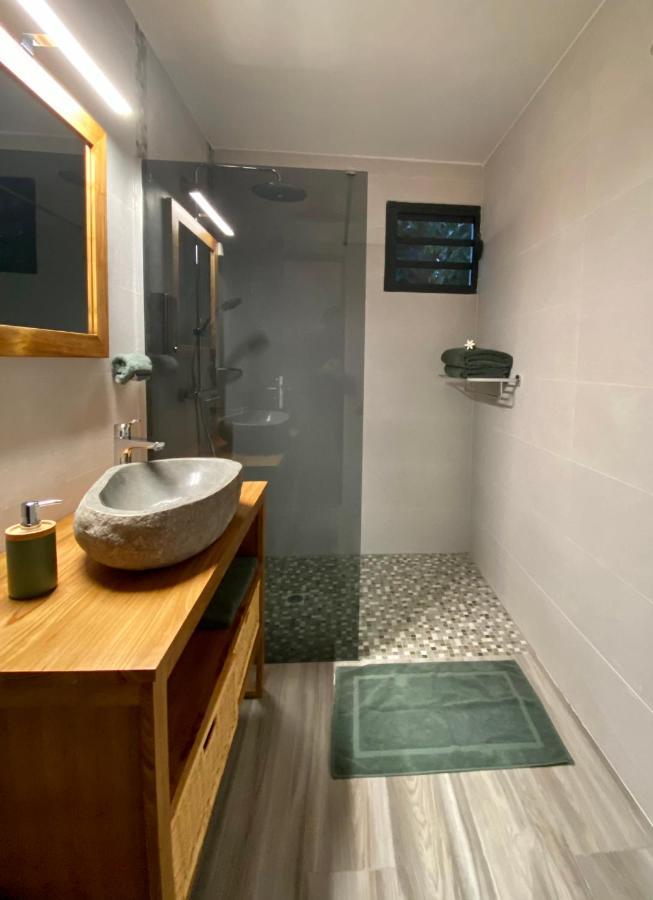 Ti Karet - Charmant Logement Avec Jacuzzi Et Vue Mer Terre-De-Haut Kültér fotó
